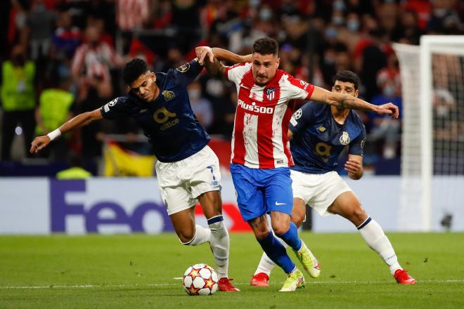 Luis Díaz pelea por un balón con José María Giménez en el Atlético de Madrid-Oporto (Foto: Co