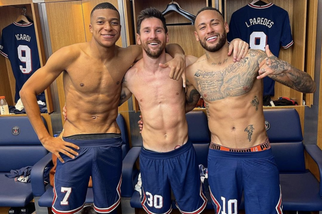 Mbappé, Messi y Neymar posan en el vestuario del PSG (Foto: Instagram). posan en el vestuario del