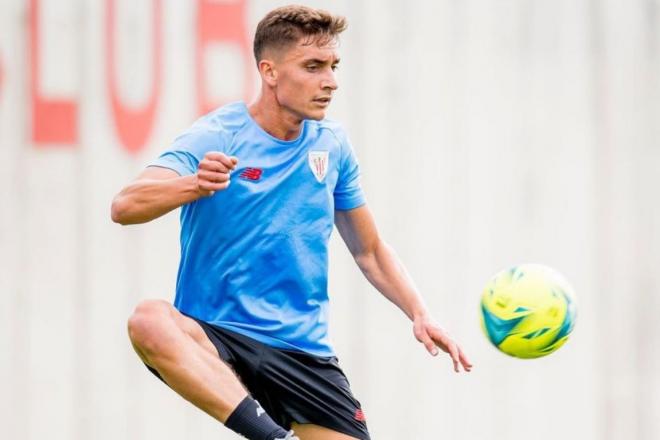 El donostiarra Álex Petxarroman entrenando en Lezama (Foto: Athletic Club).