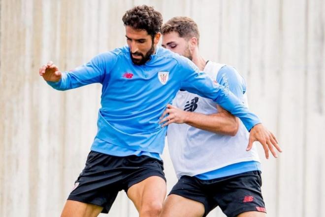 Raúl García batalla por el balón con Yeray en Lezama (Foto: Athletic Club).