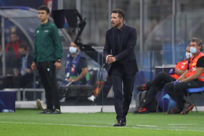 Simeone, en la banda de San Siro, durante el Milan-Atlético de Madrid (Foto: Cordon Press).