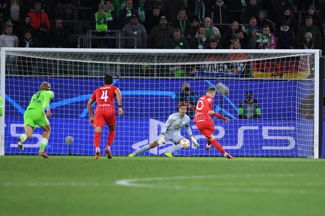 Rakitic marca el penalti ante el Wolfsburgo.