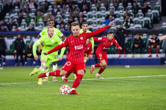 Rakitic marca el 1-1 en el Wolfsburgo-Sevilla (Foto: Cordon Press).