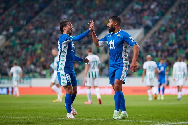 Fekir y Rodri festejan el primer gol del encuentro. Foto: Real Betis