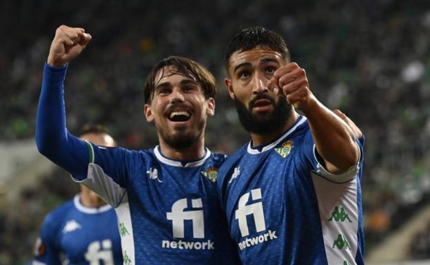 Fekir y Rodri celebran el gol del francés ante el Ferencvaros.