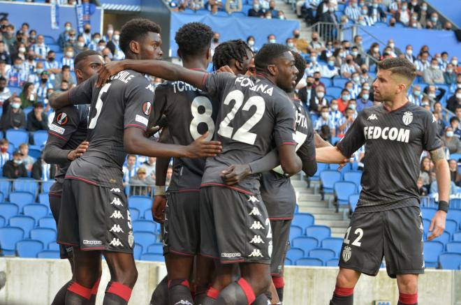 Los jugadores del Mónaco celebran el gol de Disasi (Foto: Giovanni Batista).