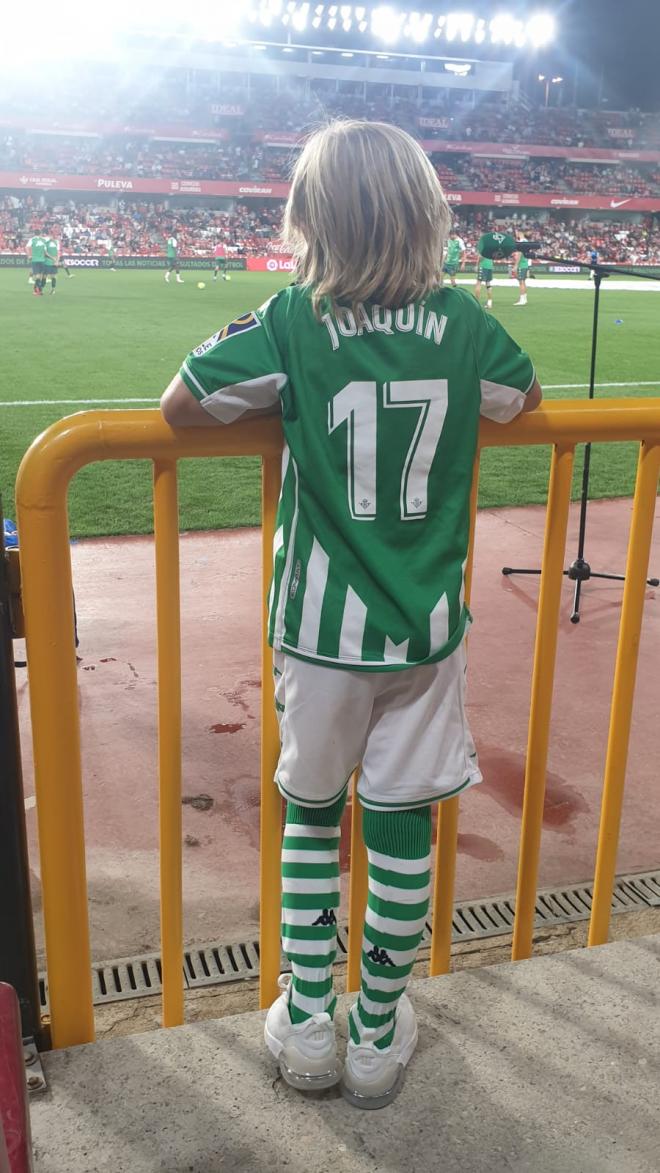 Yeyo, en Los Cármenes viendo el Granada-Betis con la camiseta de Joaquín.