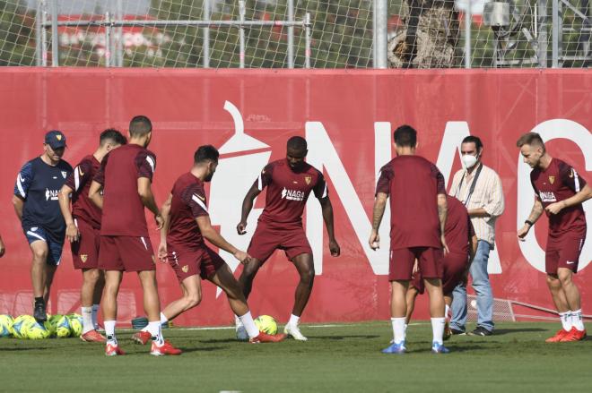 Los jugadores del Sevilla, en el entrenamiento de este viernes (Foto: Kiko Hurtado).