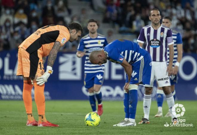 Jugada controvertida durante el Ponferradina-Real Valladolid (Foto: LaLiga)