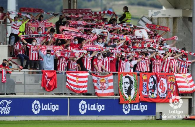Afición del Sporting en el partido ante el Amorebieta (Foto: LaLiga).