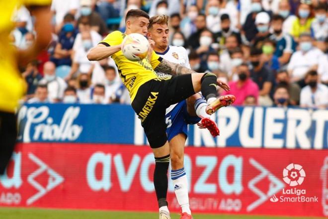 Chavarría lucha un balón con Jirka en el Zaragoza-Oviedo (Foto: LaLiga).