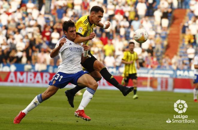 Iván Azón pelea un balón en el Zaragoza-Oviedo (Foto: LaLiga).