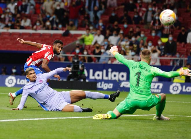 Lemar bate a Ter Stegen en el Atlético-Barcelona (Foto: Cordon Press).