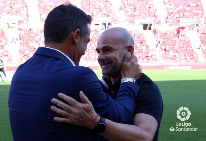Luis García y Paco López se saludan en el Mallorca - Levante, partido que significó la destitución del técnico granota. (Foto: LaLiga)