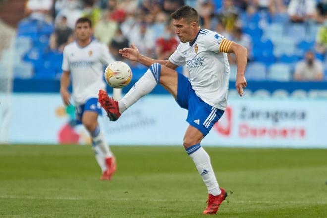 Zapater controla un balón en el Real Zaragoza-Real Oviedo (Foto: Daniel Marzo). 