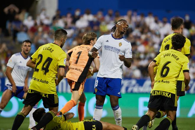 Jair se lamenta en el Real Zaragoza-Real Oviedo (Foto: Daniel Marzo). 