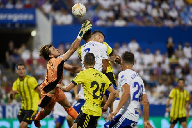 Femenías sale a por un balón al que intentaba llegar Narváez (Foto: Daniel Marzo).