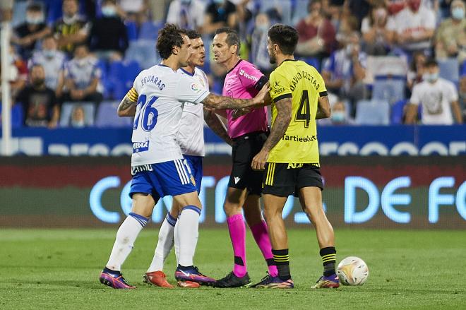 Narváez en una acción en el Real Zaragoza-Real Oviedo (Foto: Daniel Marzo). 