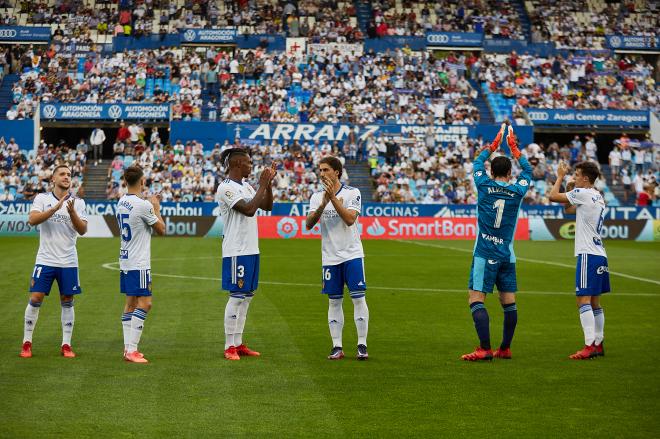 Jugadores del Real Zaragoza antes del partido (Foto: Dani Marzo).