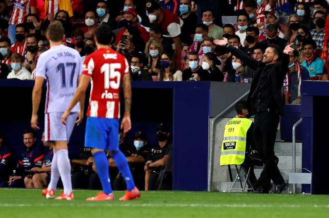 Simeone alienta a la grada en el Metropolitano en el Atlético de Madrid-Barcelona (Foto: EFE).