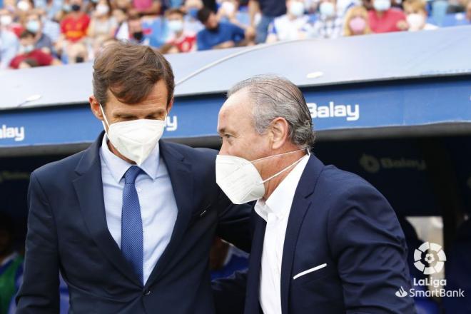 Ziganda y JIM se saludan antes del partido entre Real Oviedo y Real Zaragoza (Foto: LaLiga).