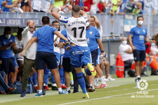 Mathieu Peybernes celebra con José Alberto su gol en el Málaga-Fuenlabrada (Foto: LaLiga).