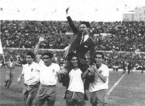 Luis Belló, a hombros por sus jugadores (Foto: losblanquillos.com).