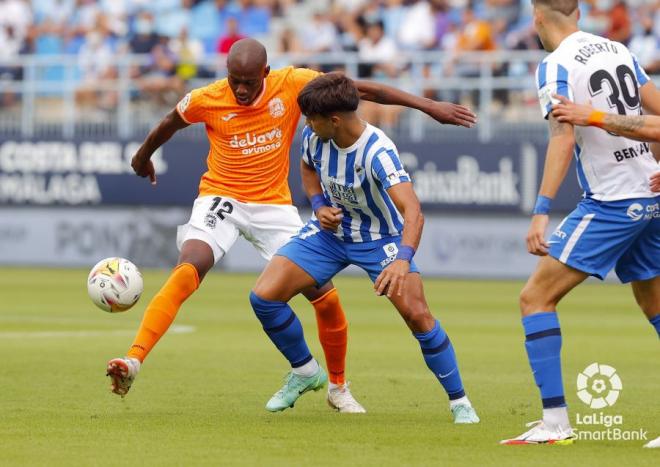 Kevin ante Pina durante el Málaga-Fuenla (Foto: LaLiga).