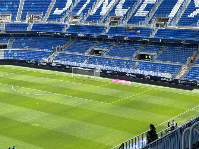 Pancartas de ánimo en La Rosaleda a Luis Muñoz.