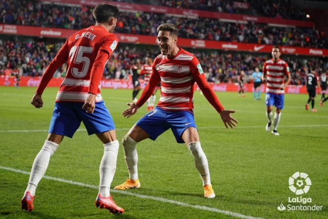 Rubén Rochina y Neva celebran un gol con el Granada (Foto: LaLiga).
