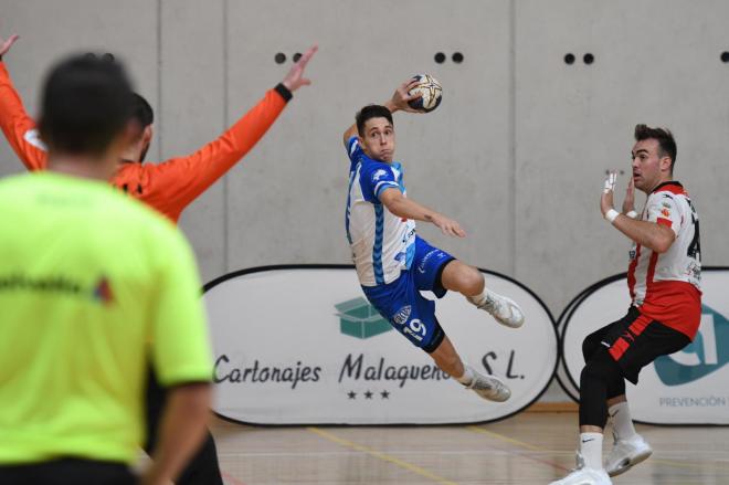 Zapico lanza a portería en el duelo entre el Trops Málaga y el Puerto Sagunto (Foto: Emilio Duart