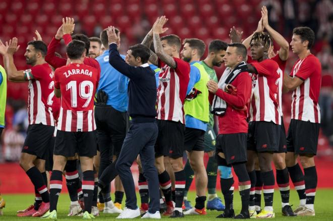 Marcelino y sus jugadores aplauden en San Mamés (Foto: Athletic Club).