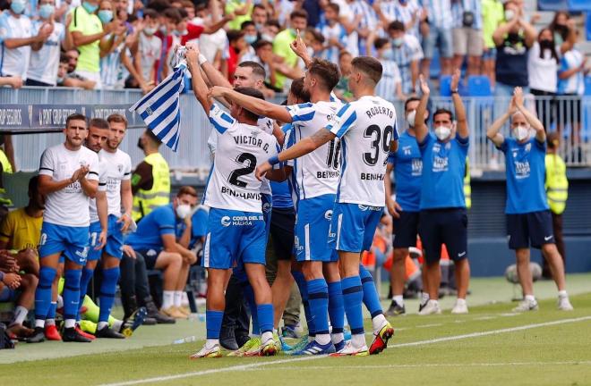 Los jugadores del Málaga dedican el gol de Peybernes a Luis Muñoz (Foto: MCF).
