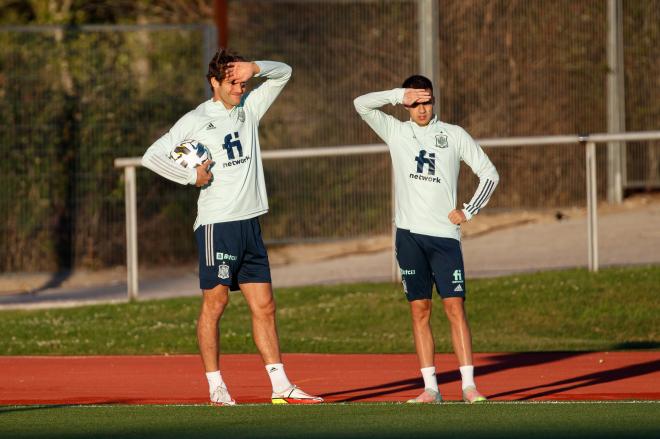 Marcos Alonso y Reguilón, durante el último entrenamiento de la selección dirigido por Luis Enri