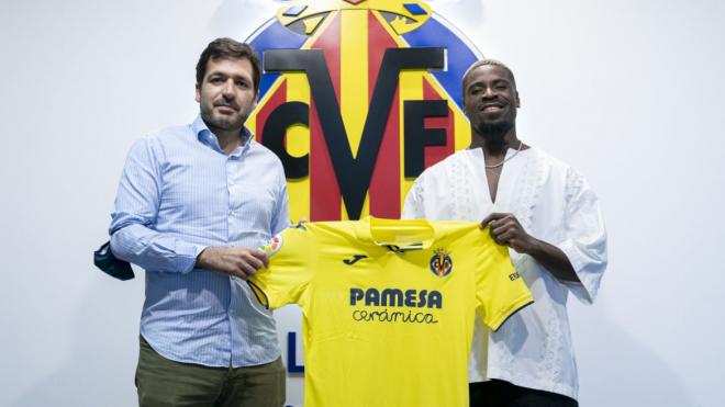 Serge Aurier posa como nuevo jugador del Villarreal (Foto: VCF).