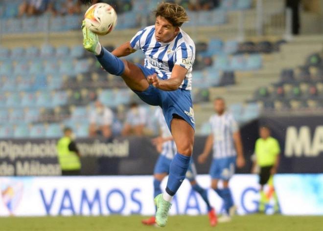 Haitam golpea el balón en un partido con el Málaga (Foto: @haitam10abaida).