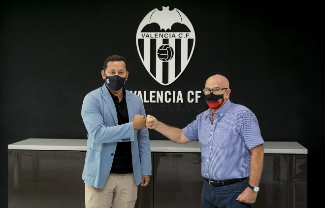 Anil Murthy y Vicente Vallés, presidente de la Asociación del Pequeño Accionista del Valencia CF (Foto: Valencia CF)