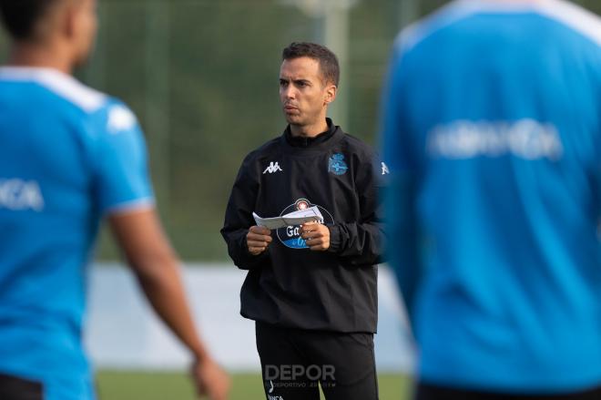Borja Jiménez dando instrucciones en la Ciudad Deportiva de Abegondo (Foto: RCD).
