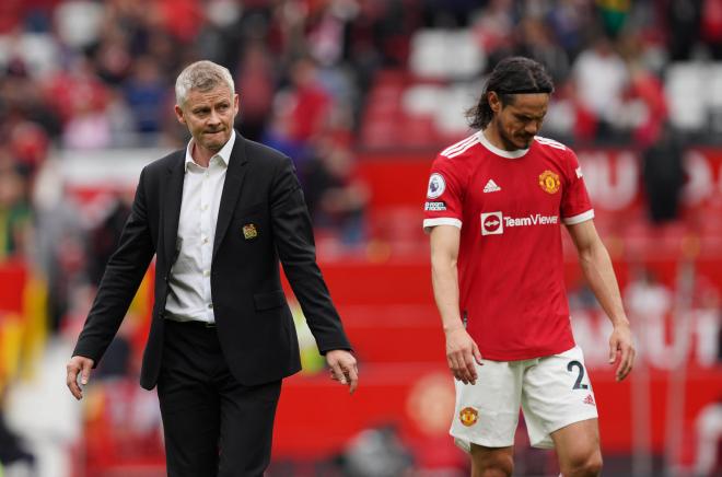 Gunnar Solskjaer y Cavani, tras un partido del Manchester United en la temporada 21/22 (Foto: Cordo