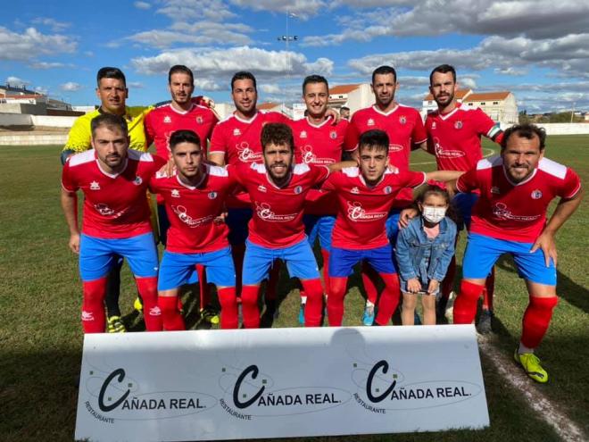 Curro (abajo a la derecha), ex jugador del Real Oviedo, con el CD Quintana (Foto: CD Quintana)