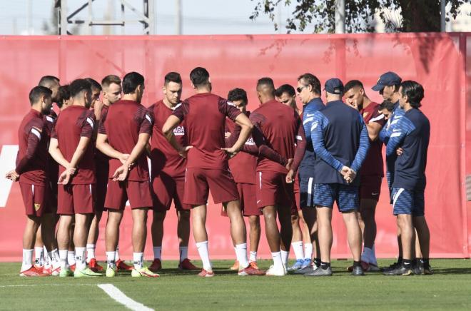 Los futbolistas del Sevilla en un entrenamiento (foto: Kiko Hurtado).