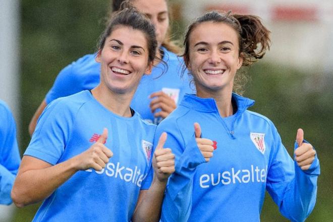 Lucía García y Ane Azkona sonrientes en Lezama (Foto: Athletic Club).