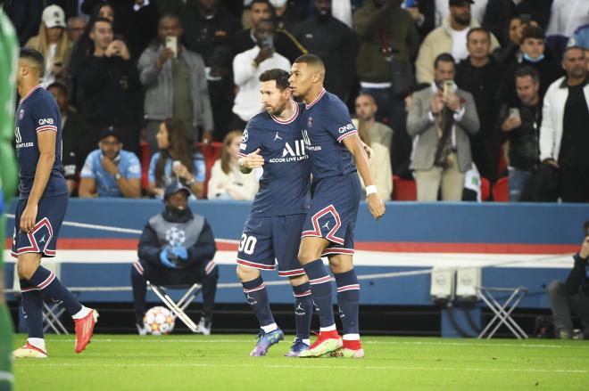 Leo Messi y Kylian Mbappé se abrazan durante un partido del PSG (Foto: Cordon Press).