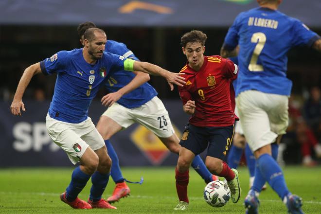 Gavi regatea a tres jugador de Italia en su debut con la selección absoluta de España (Foto: Cord