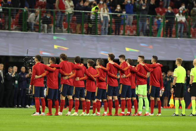Los jugadores de España escuchan el himno antes del partido ante Italia (Foto: Cordon Press).
