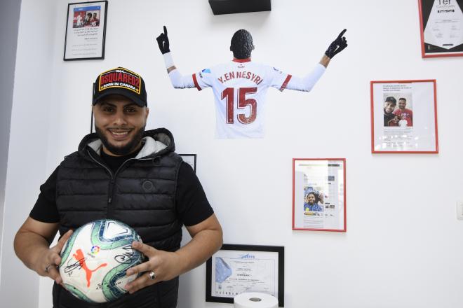 Kasawi, con un balón de LaLiga, en la entrevista con ElDesmarque (Foto: Kiko Hurtado).