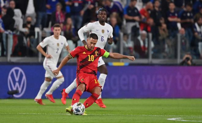 Eden Hazard y Pogba durante el Bélgica-Francia de la semifinal de la Nations League (Foto: Cordon