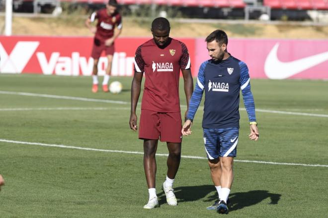 Amadou charla con Borja de Alba en el entrenamiento del Sevilla (Foto: Kiko Hurtado).