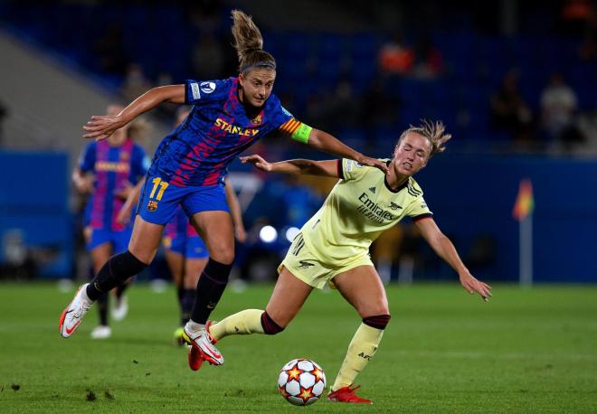 Alexia Putellas disputa un balón con Lia Joëlle (FOTO: EFE).