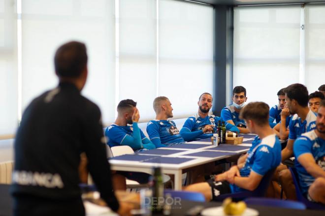 Los jugadores del Deportivo en el comedor de Abegondo (Foto: RCD).